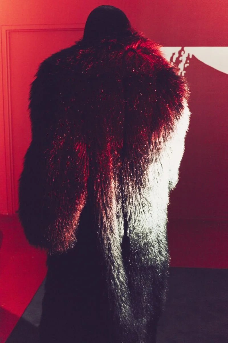 Sara-Esparza-by-Guy-Aroch-in-Vogue-Portugal-December-2022-00006.jpeg