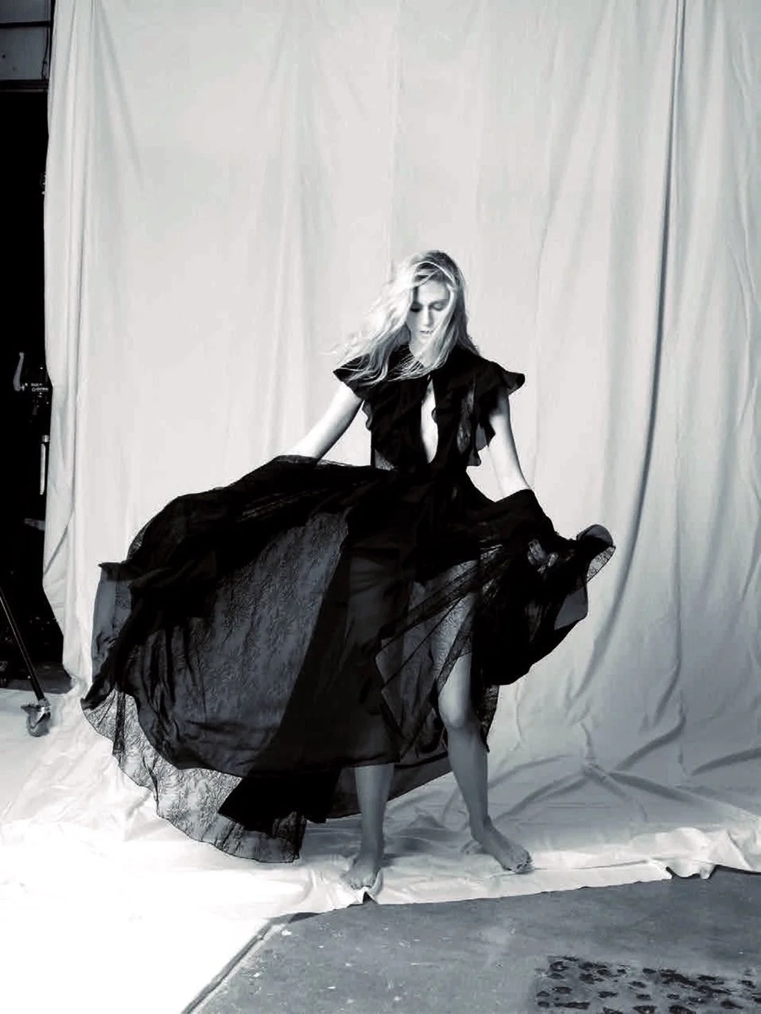 Elizabeth-Debicki-covers-Madame-Figaro-January-6th-2023-by-Luc-Braquet-5.jpeg