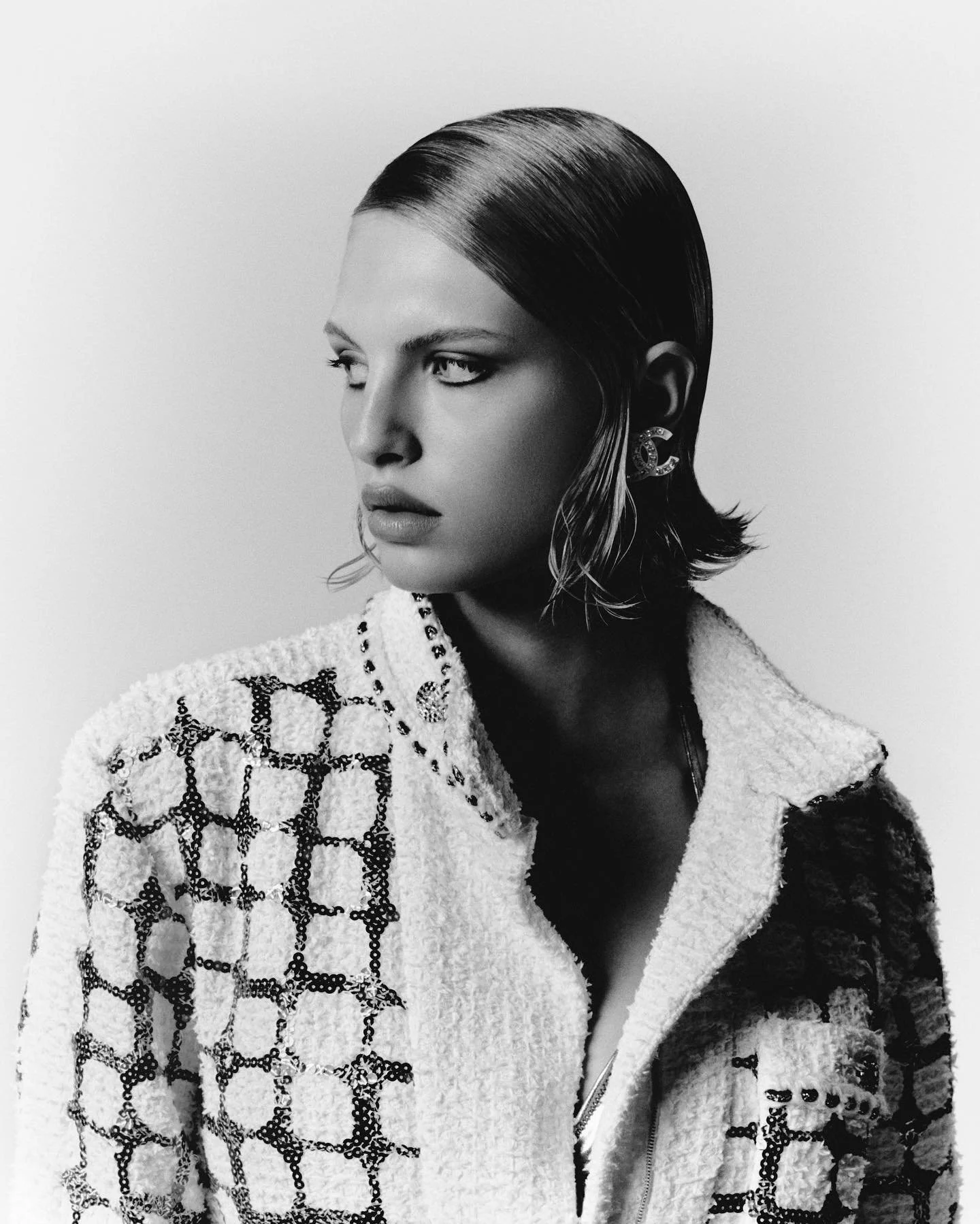 Karolina-Spakowski-by-Lulu-McArdle-for-Elle-UK-December-2022-January-2023-19.jpg