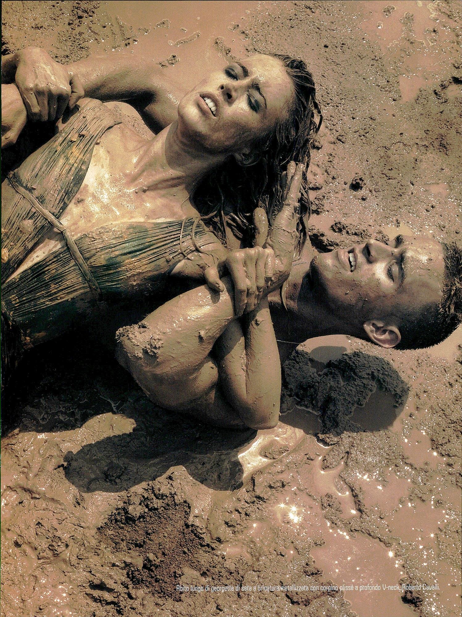 Steven-Meisel-Make-Love-Not-War-Vogue-Italia-685-sept-2007-00002.jpeg
