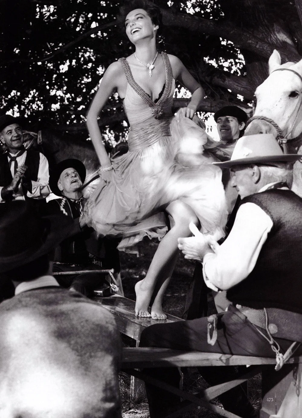 Daria-Werbowy-by-Mario-Testino-Vogue-US-March-2006-00005.jpeg