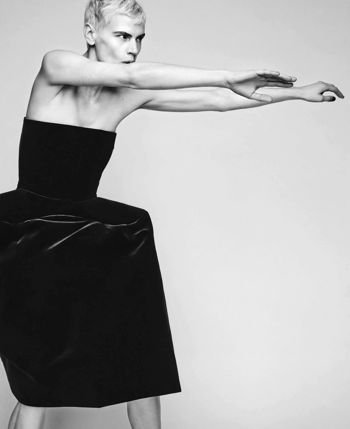 Saskia-De-Brauw-Black-Swan-by-Nathaniel-Goldberg-Harpers-Bazaar-Italia-February-March-2023-00009.jpeg