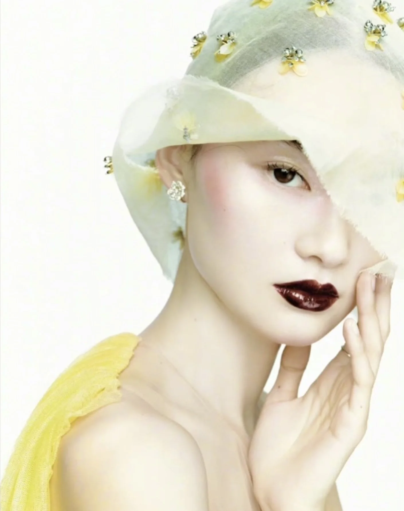 He-Cong-by-Nick-Yang-ELLE-China-March-2023-00016.jpeg