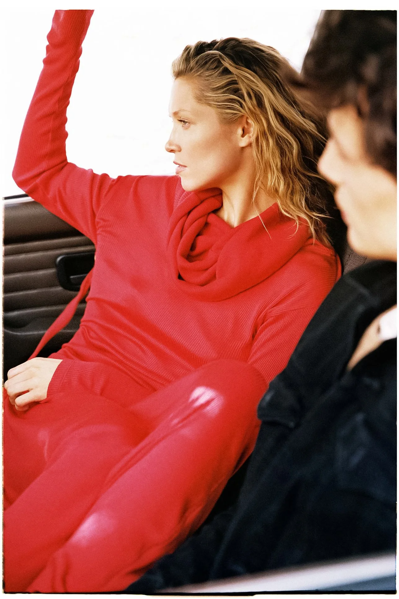 Hana-Jirickova-by-Branislac-Simoncik-Vogue-Portugal-Voyage-00012.jpeg