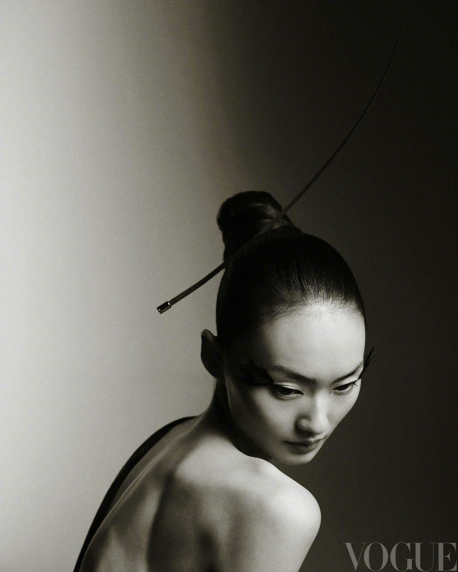 He-Cong-by-Leslie-Zhang-Vogue-China-September-2023-32.jpeg