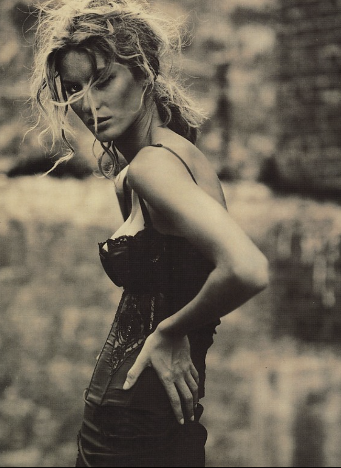 Gisele-Bundchen-by-Paolo-Roversi-Vogue-Italia-February-2002-3.png