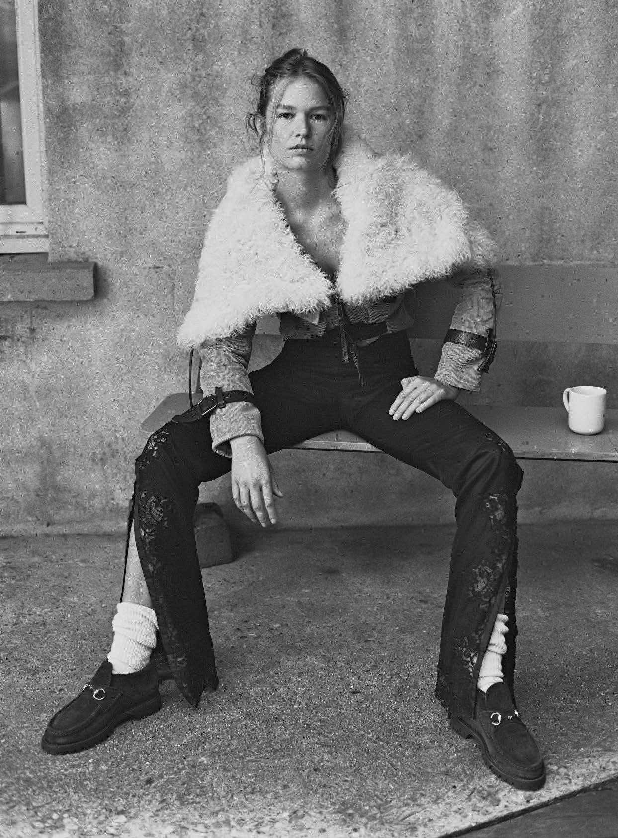 Anna-Ewers-by-Bruno-Staub-Vogue-Italia-November-2023-3.jpeg