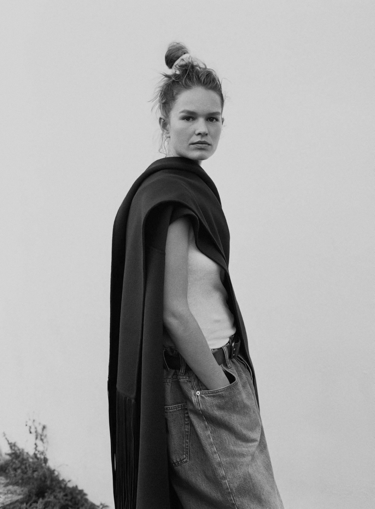 Anna-Ewers-by-Bruno-Staub-Vogue-Italia-November-2023-8.jpeg