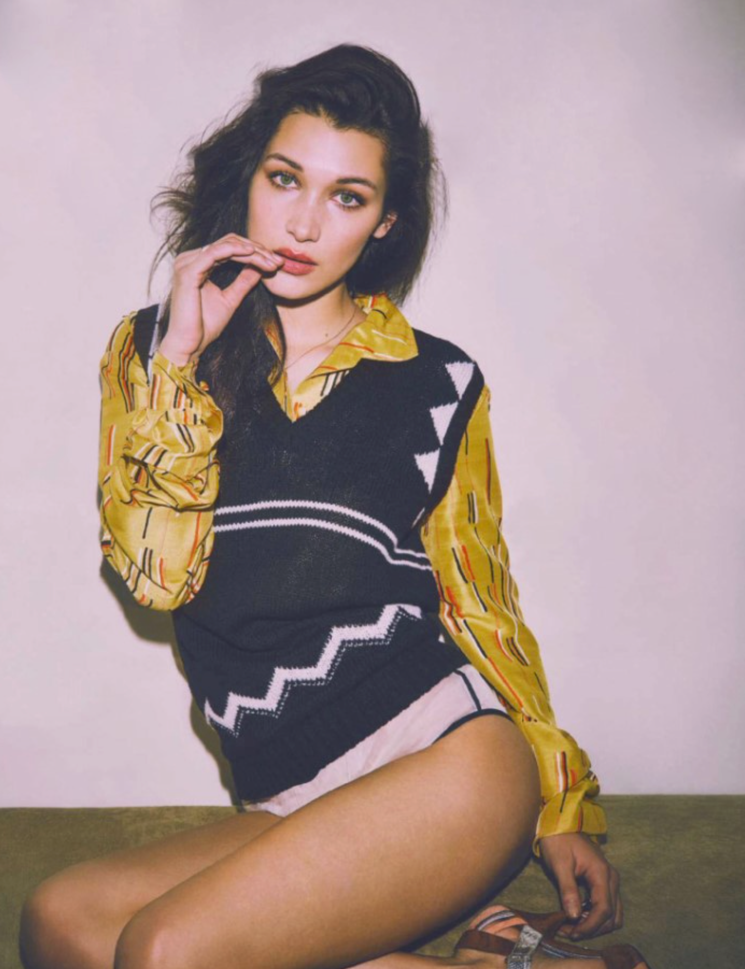 Bella-Hadid-by-Guy-Aroch-Harpers-Bazaar-Spain-April-2016-11.png