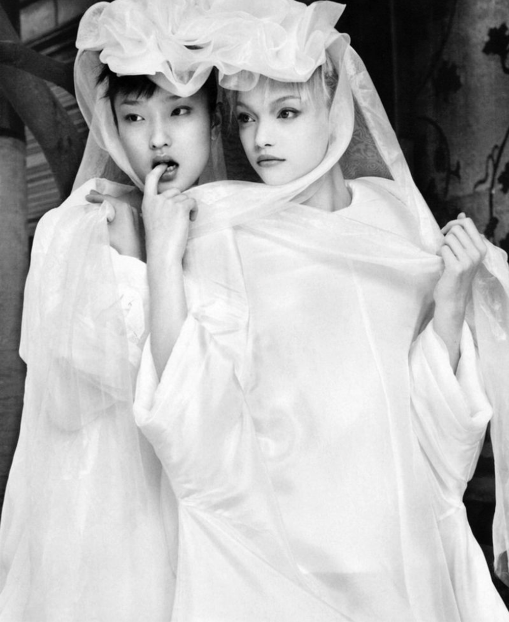Patrick-Demarchelier-Du-Juan-Gemma-Ward-Vogue-France-October-2005-9.png