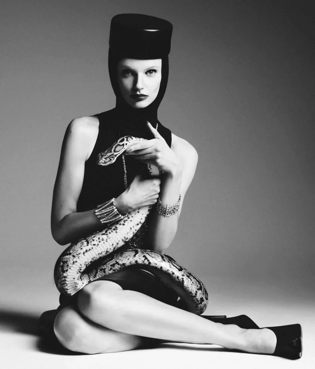  Bodysuit, skirt, hat and leather pumps,  @maisonalaia . Gold necklace white and pendant with stones and diamonds, white and rose gold bracelets with diamonds and pearls,  @chopard  High Jewelry Collection. 