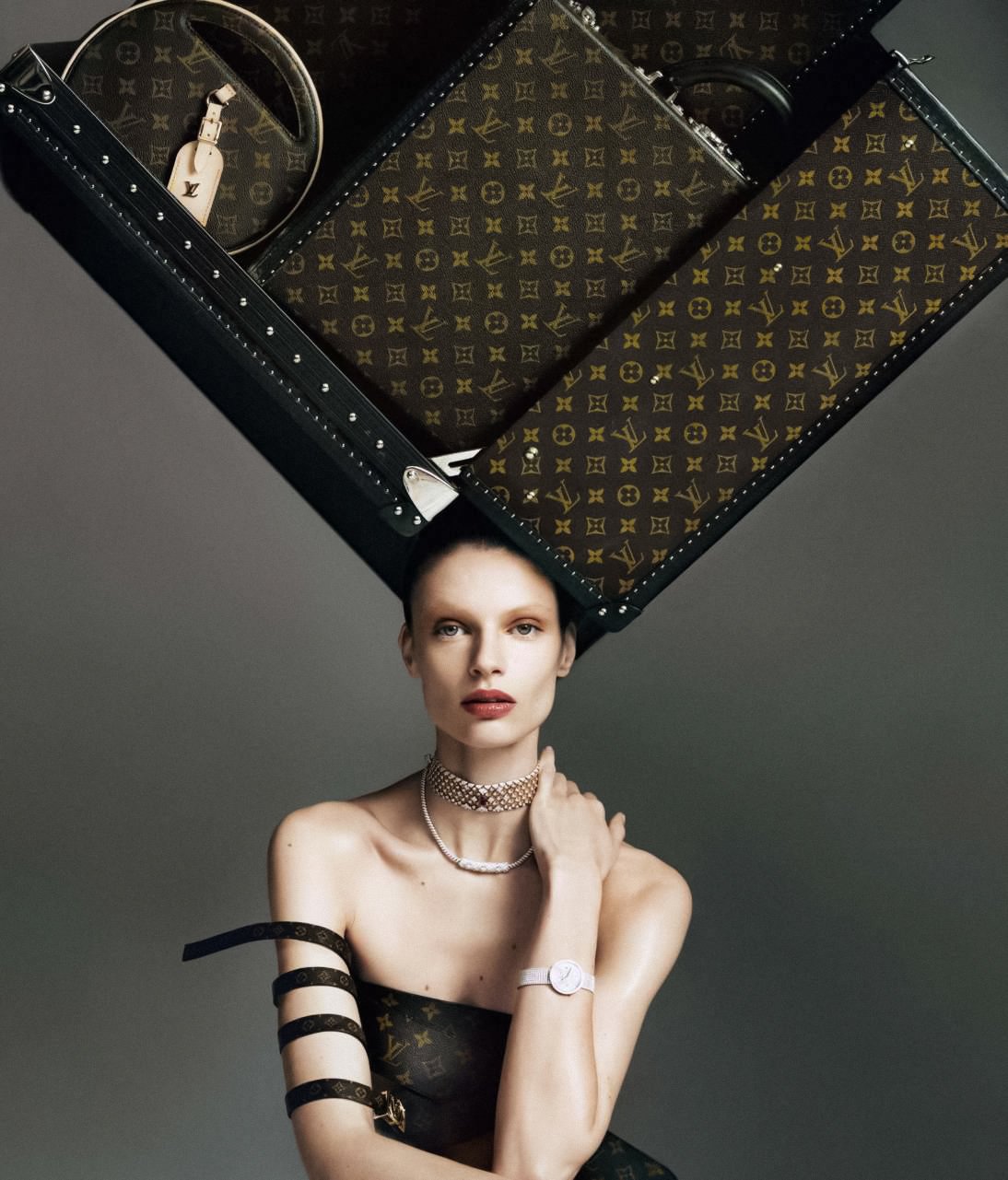  Canvas bag and suitcases Monogram, leather belts, watch with mother-of-pearl dial and diamonds,  @louisvuitton .  Bracelet of gold and platinum with diamonds and ruby, white gold necklace with diamonds,  #LouisVuitton  High Jewelry 