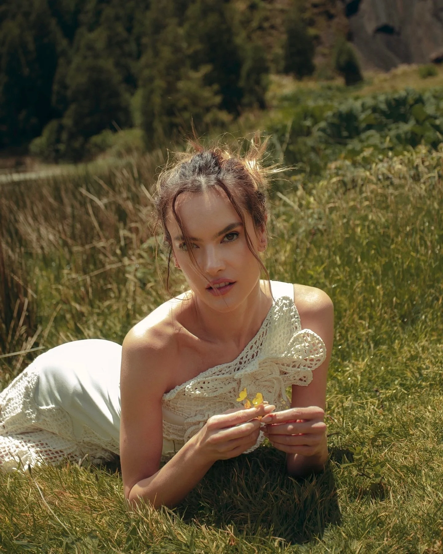 Alessandra-Ambrosio-by-Elio-Nogueira-Vogue-Portugal-June-2024-2.jpeg