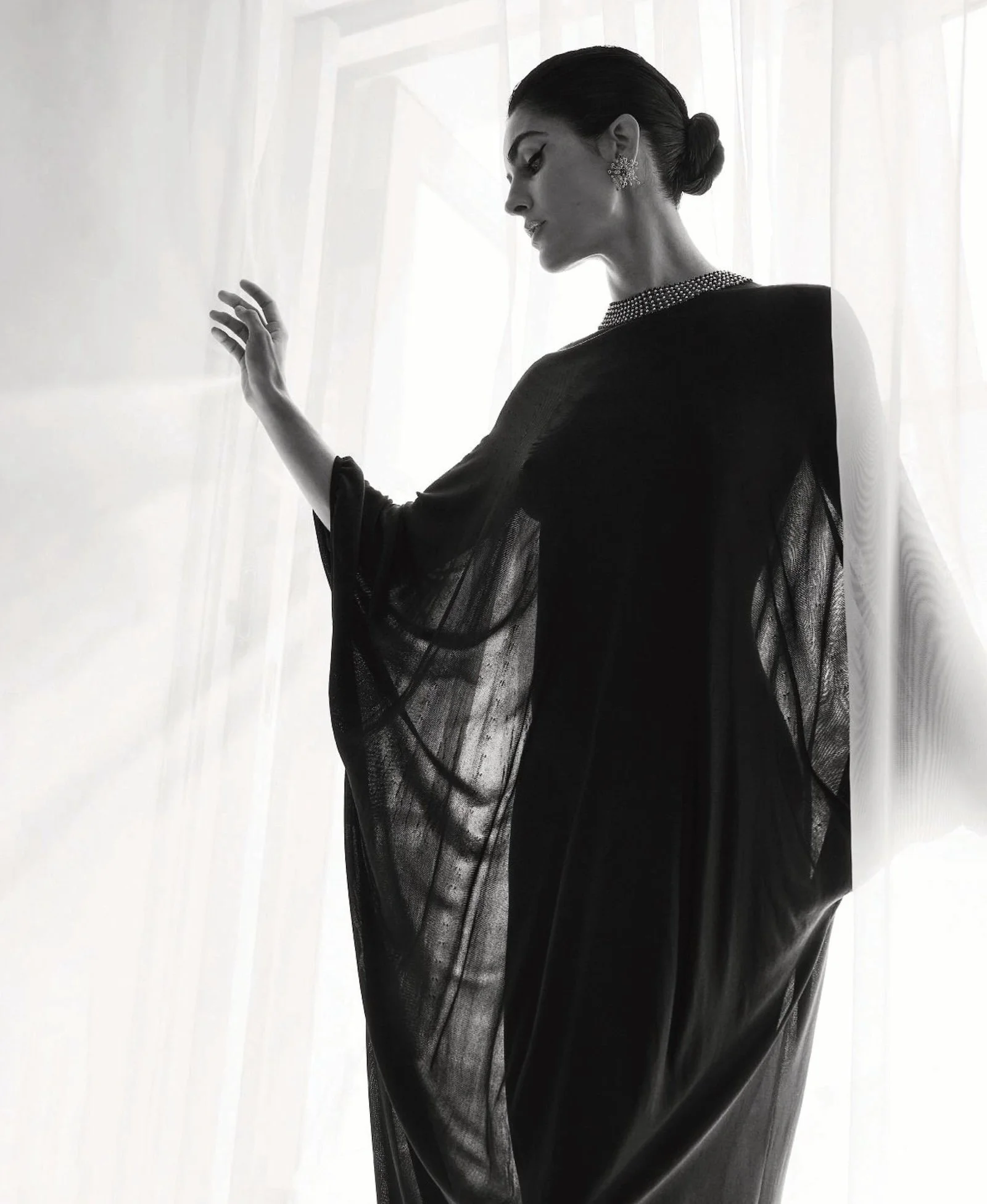 Hilary Rhoda-by-Sofia-Mauro-Harpers-Bazaar-Germany-Augusy-2024-3.jpeg