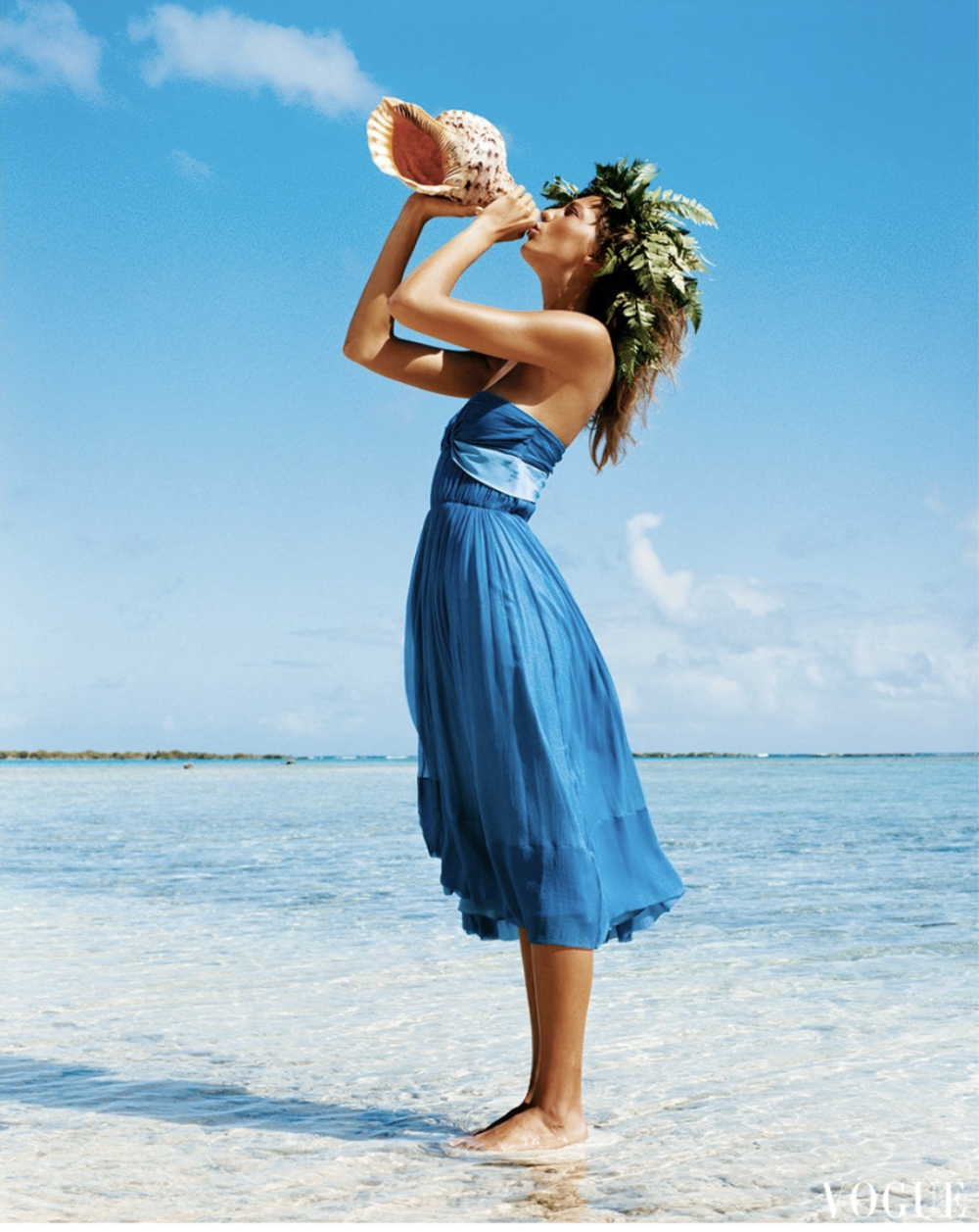 Daria Werbowy-by-Patrick-Demarchelier-Bora-Bora-Vogue-US-December-2004-4.png