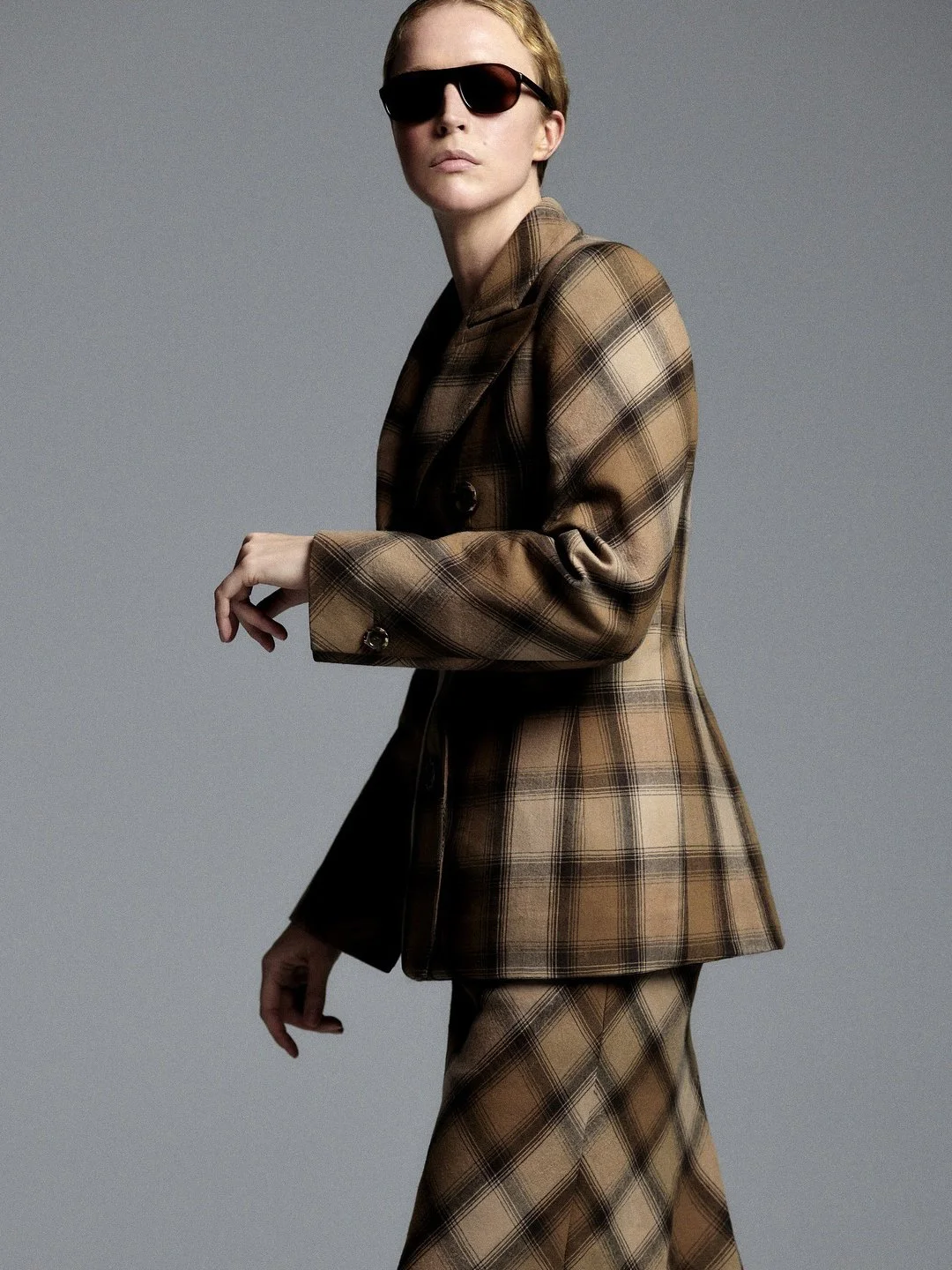 Raquel-Zimmermann-by-Chris-Colls-Vogue-Brazil-August-2024-5.jpeg
