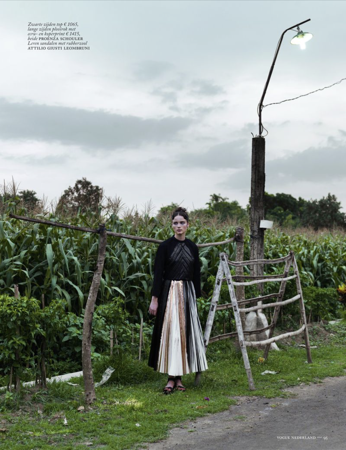 Anna-De-Rijk-Moon-and-Earth-Vogue-Netherlands-May-2014-2.png