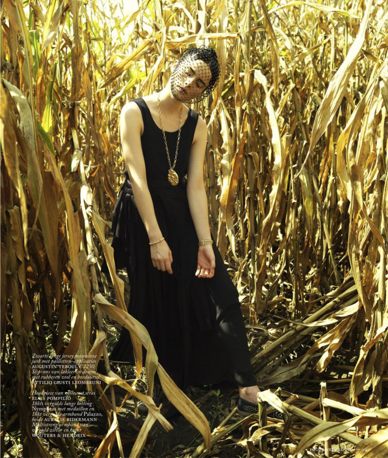 Anna-De-Rijk-Moon-and-Earth-Vogue-Netherlands-May-2014-6.png