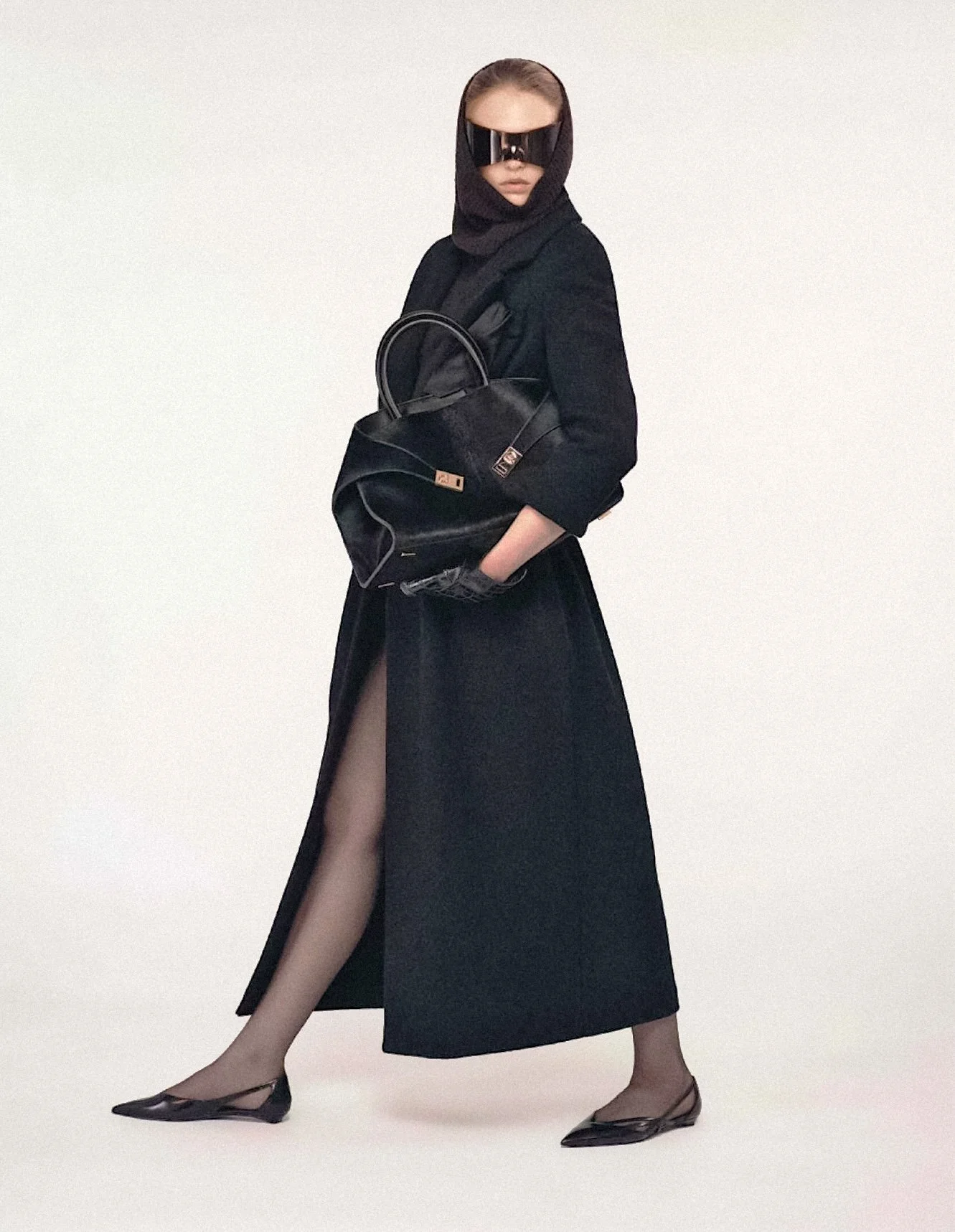 Karolina-Spakowski-by-Mark-Kean-Harpers-Bazaar-France-October-2024-3.jpeg