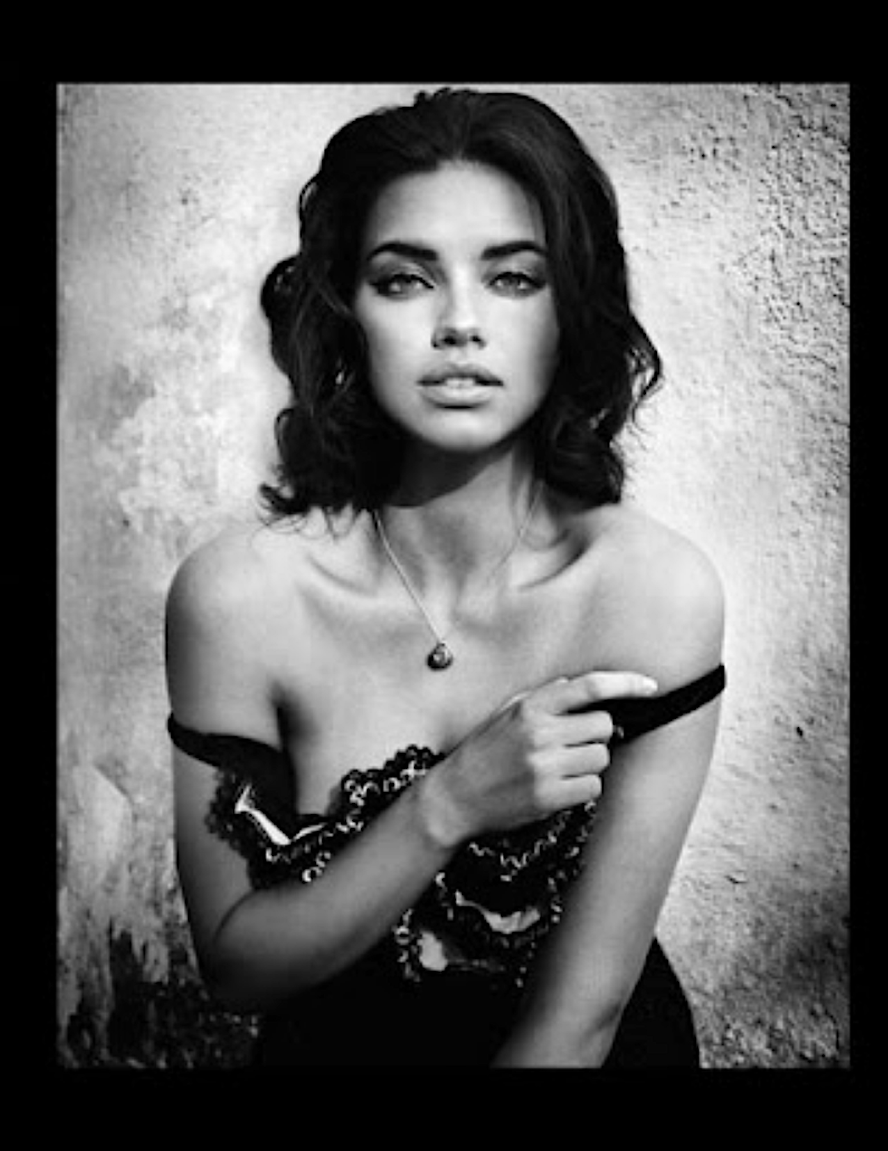 Adriana-Lima-by-Vincent-Peters-Vogue-Spain-June-2010-16.png