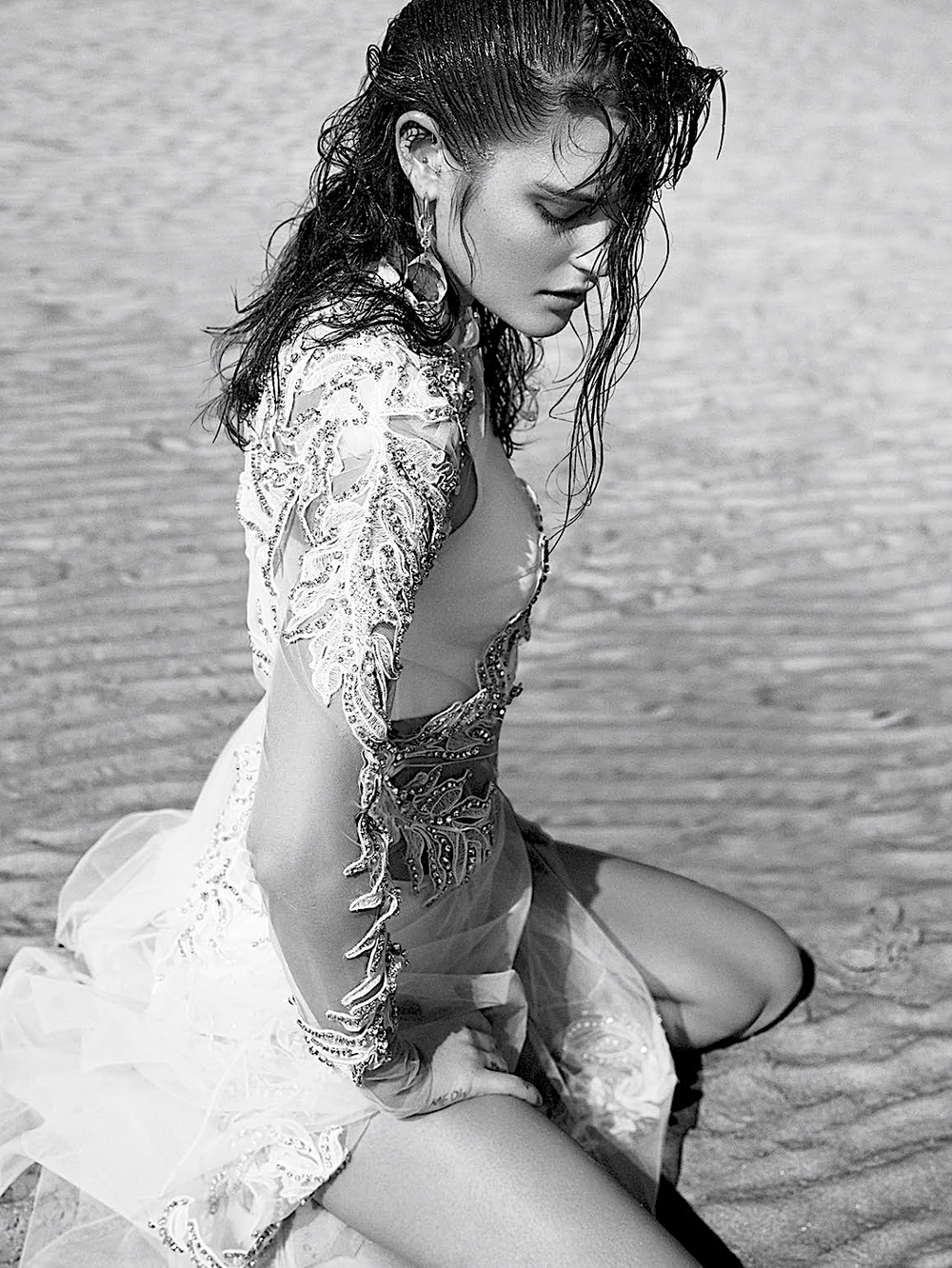 Catherine-McNeil-by-Greg-Kadel-Vogue-Spain-May-2015-5.png