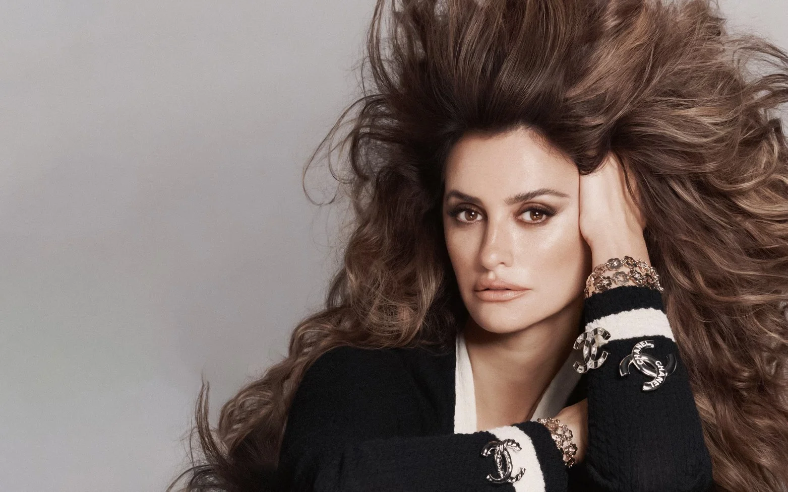 Penelope-Cruz-by-Luigi-Iango-Vogue-HK-November-6.jpeg