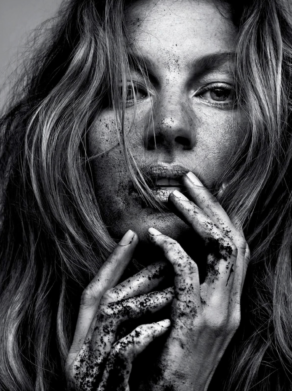 Gisele-Bundchen-by-Paulo-Vainer-Vogue-Brazil-May-2015-3.png