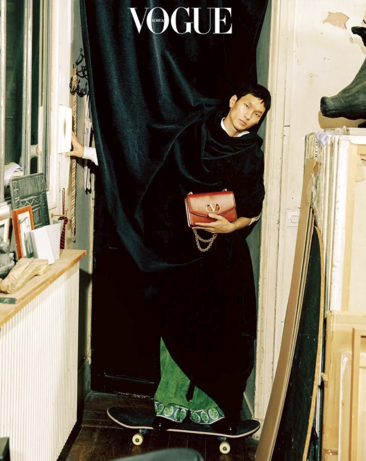 Lee-Dong-Ho-Alessandro-Valentino-Vogue-Korea-November-2024-6.png