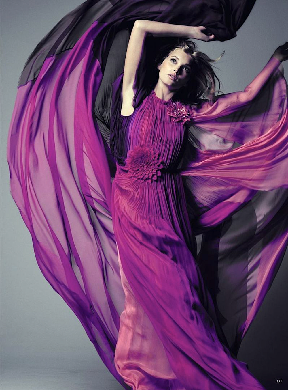 Elsa-Hosk-by-Regan-Cameron-Harpers-Bazaar-Germany-December-2017-8.png