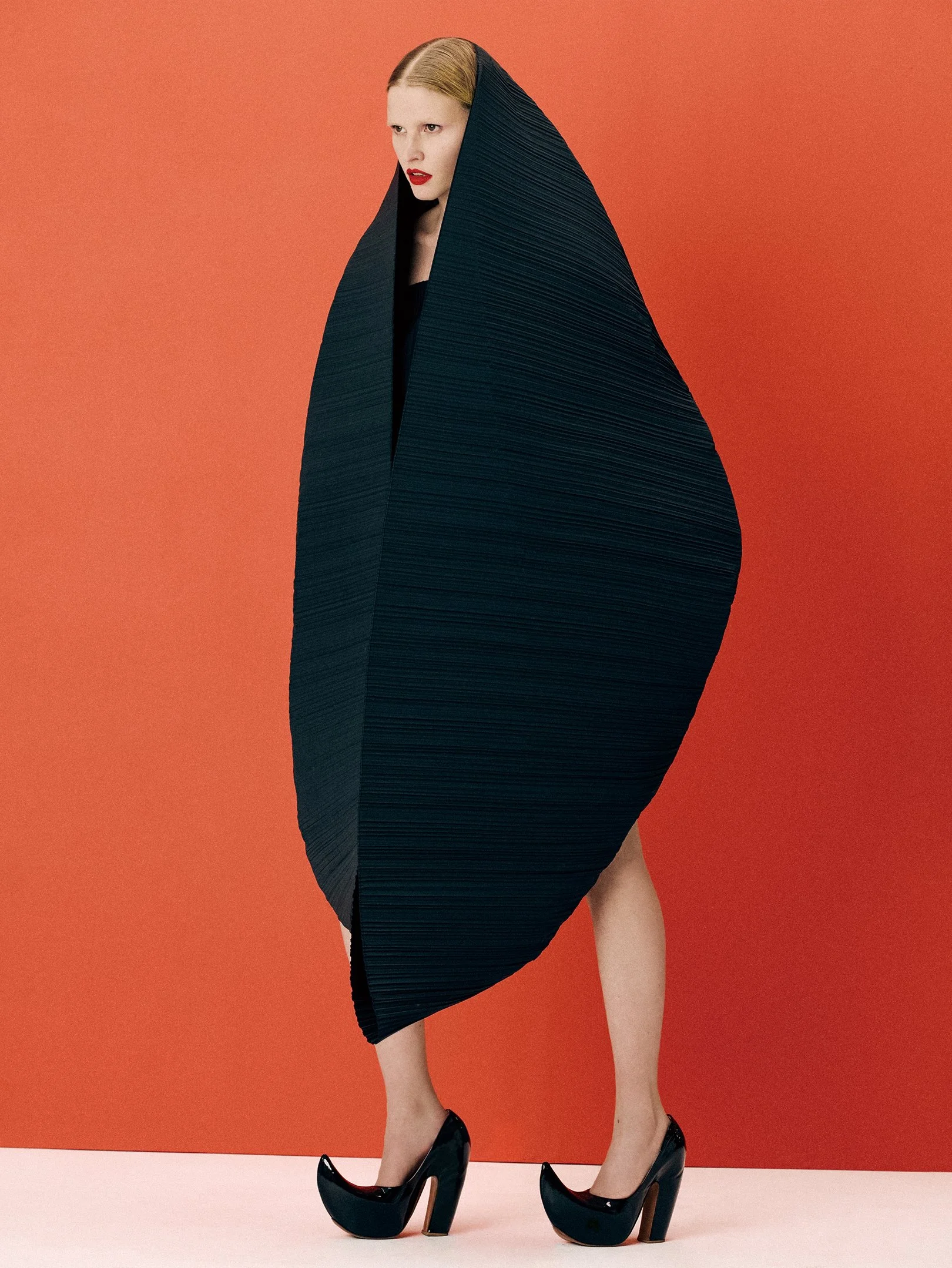 Lara-Stone-by-Julian-Song-T-Magazine-China-November-2024-5.jpg