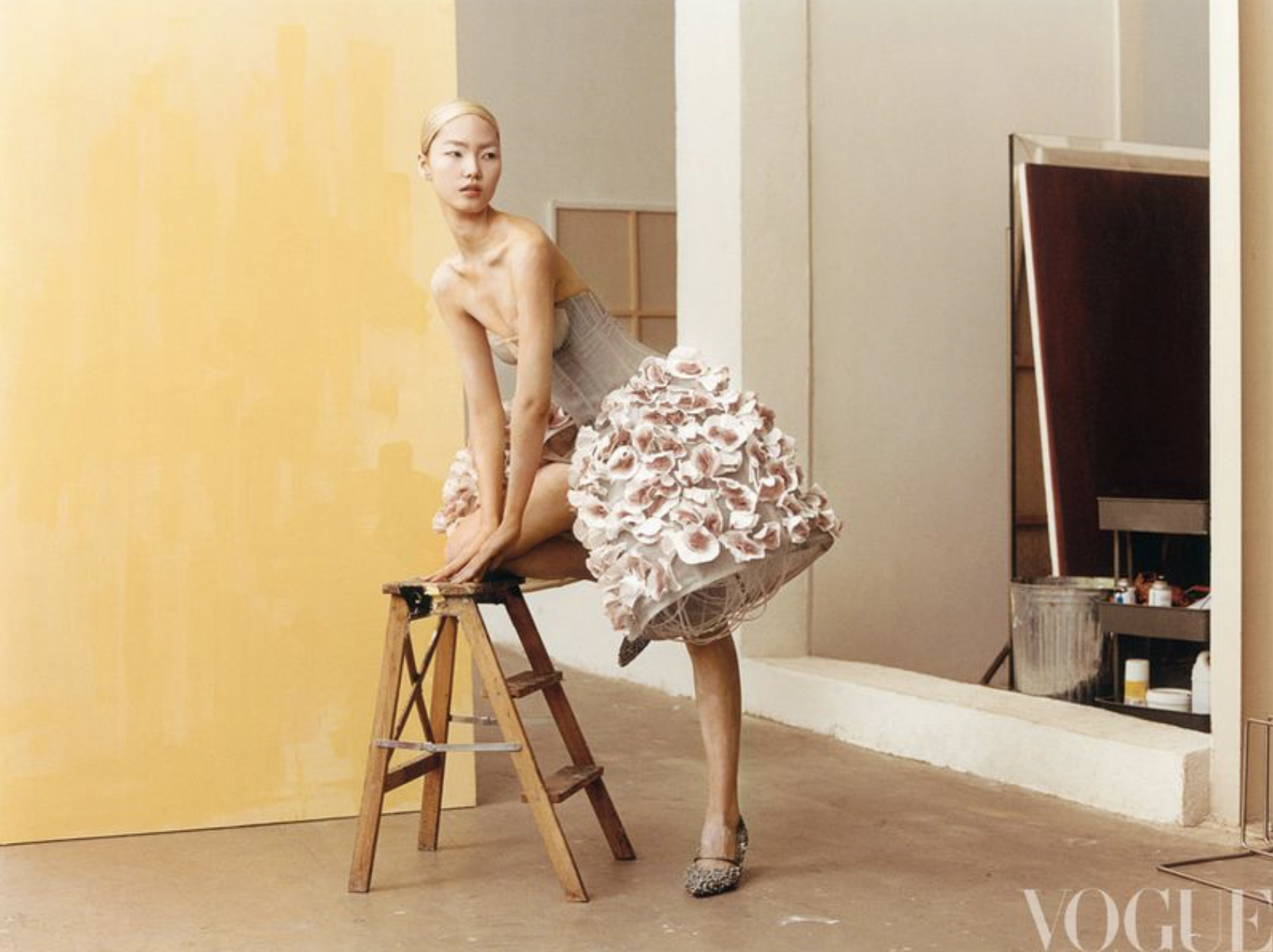 Jiahui-Zhang-by-Hailun-Ma-Vogue-China-December-2024-2.png