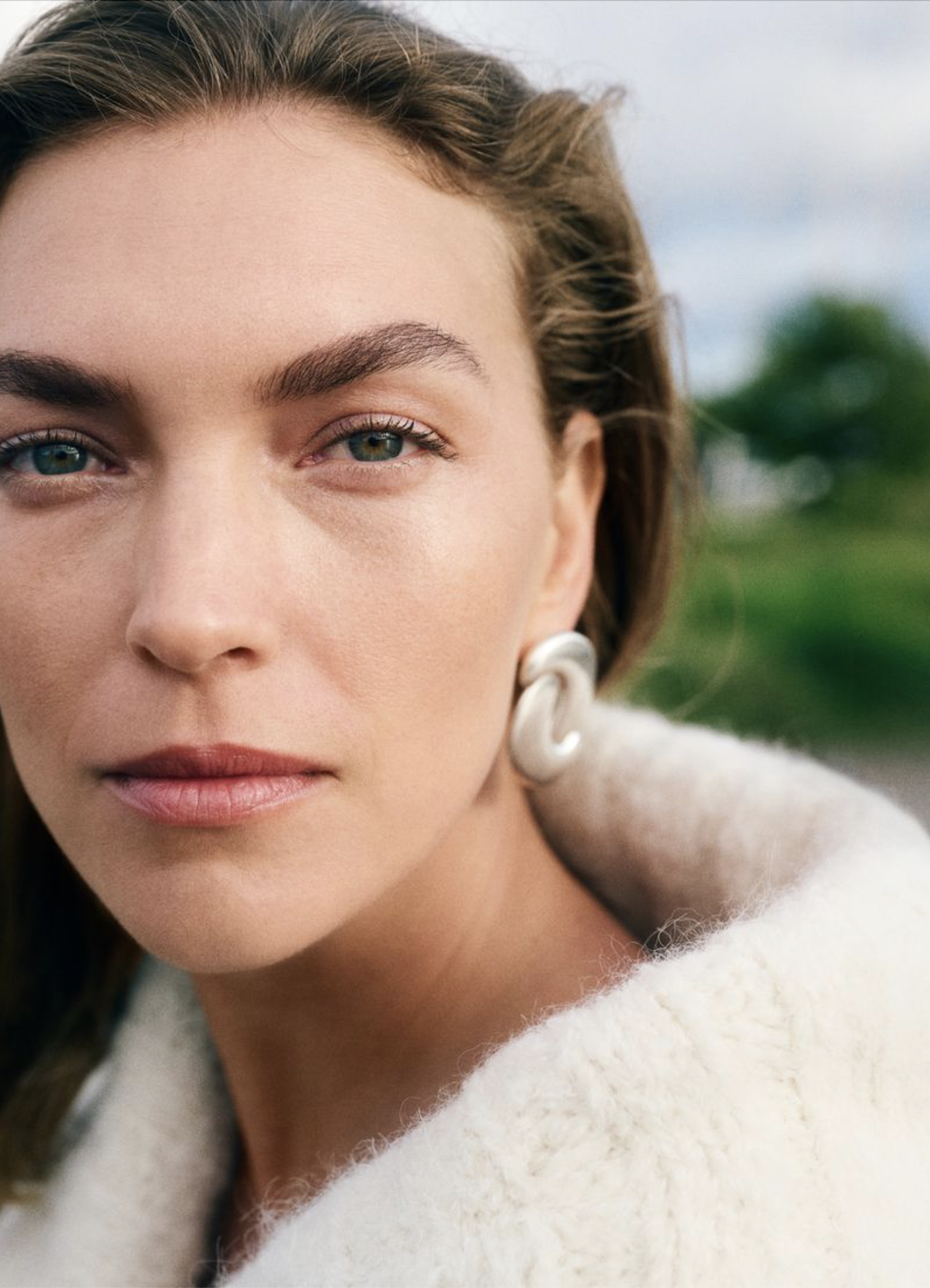 Arizona-Muse-by-Hasse-Nielsen-Vogue-Scandinavia-October-2024-7.png