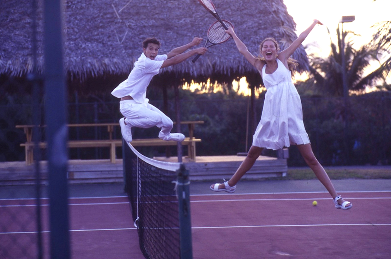 Gisele-Bundchen-by-Arthur-Elgort-Vogue-US-April-1999-14.png