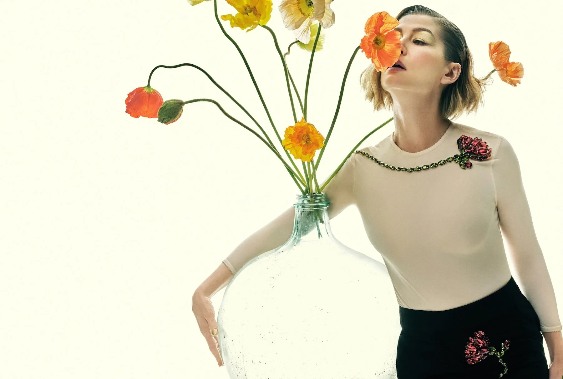 Rosamund-Pike-by-Emma-Summerton-harper's-bazaar-uk-June-2025-9.jpg