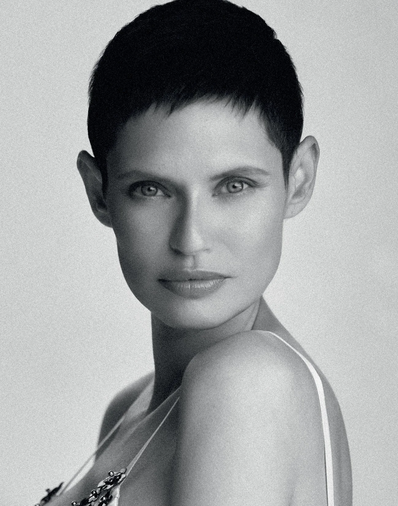 Bianca-Balti-by-Matt-Easton-Vogue-Adria-May-2025-2.jpeg