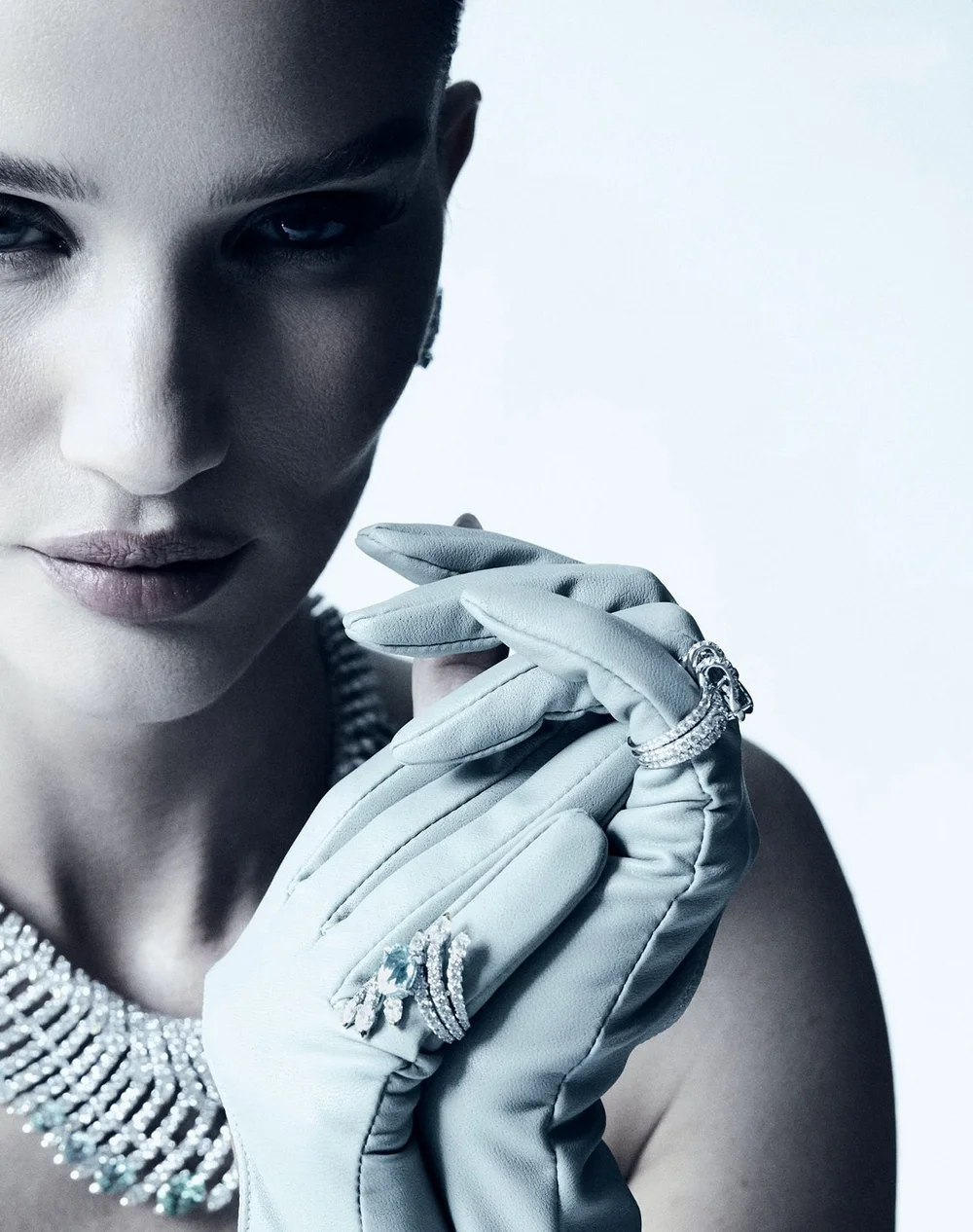 Rosie-Huntington-Whiteley-by-David-Roemer-Harper's Bazaar-Taiwan-June-2025-4.jpg