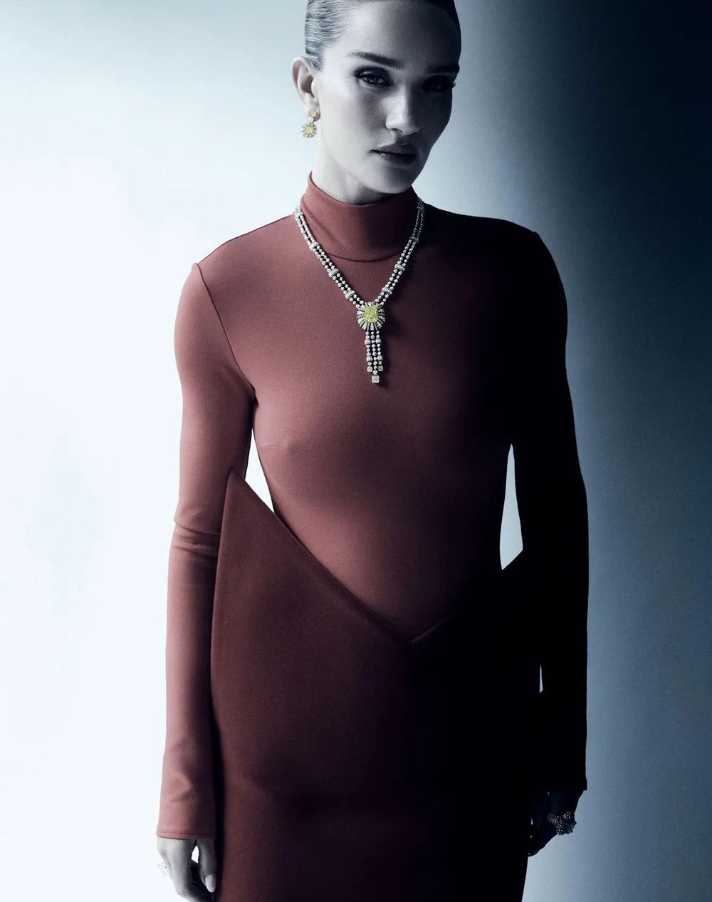 Rosie-Huntington-Whiteley-by-David-Roemer-Harper's Bazaar-Taiwan-June-2025-6.jpg
