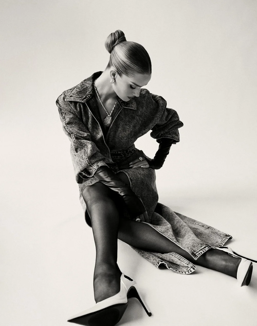 Rosie-Huntington-Whiteley-by-David-Roemer-Harper's Bazaar-Taiwan-June-2025-11.jpg