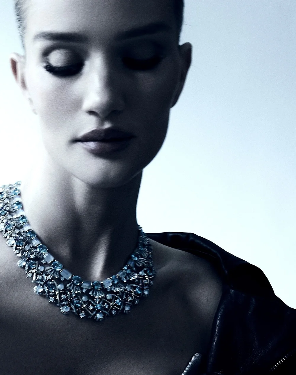 Rosie-Huntington-Whiteley-by-David-Roemer-Harper's Bazaar-Taiwan-June-2025-1.jpg