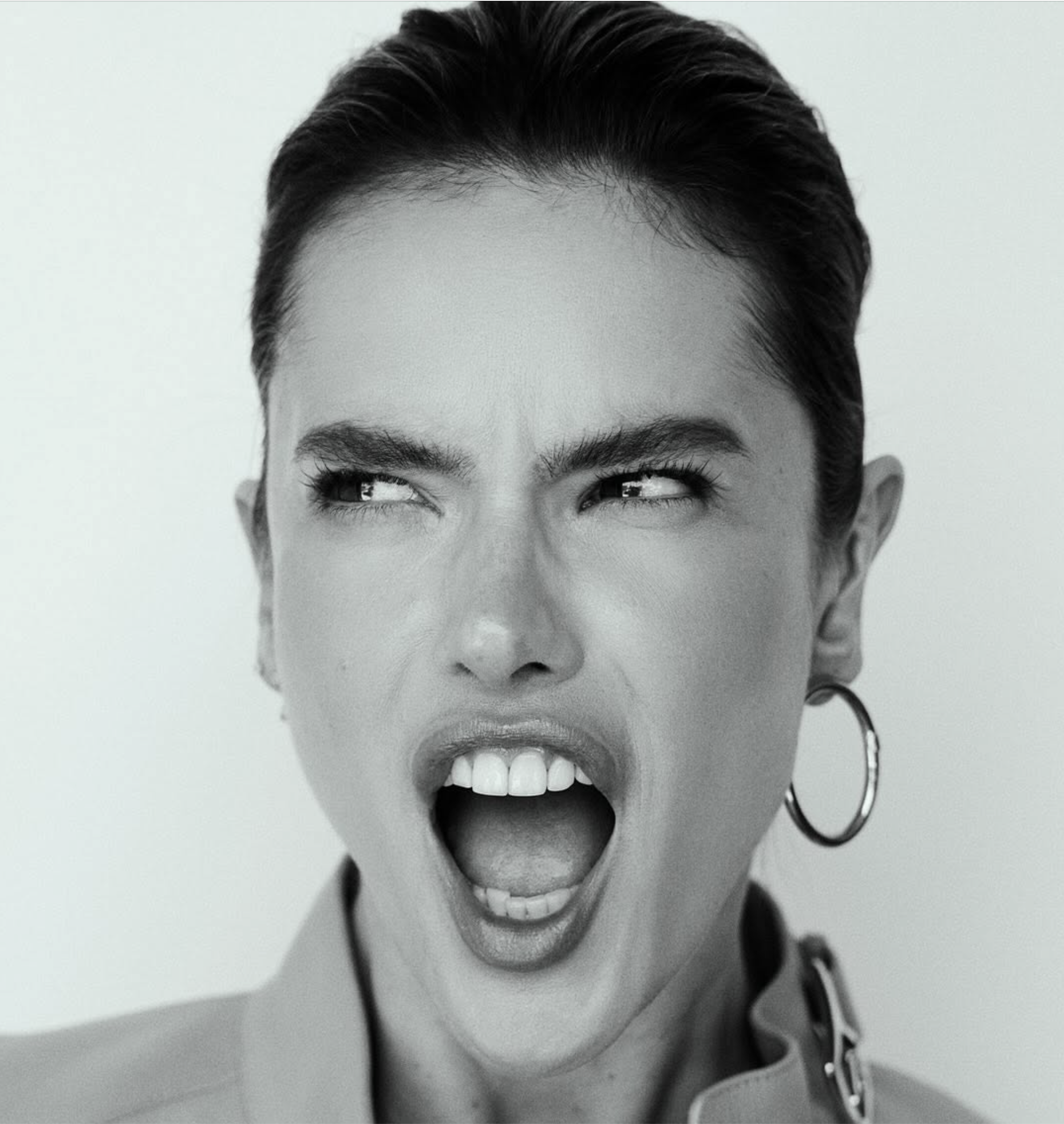 Alessandra-Ambrosio-by-David-Roemer-M-Revista-de-Milennio-20-6.png
