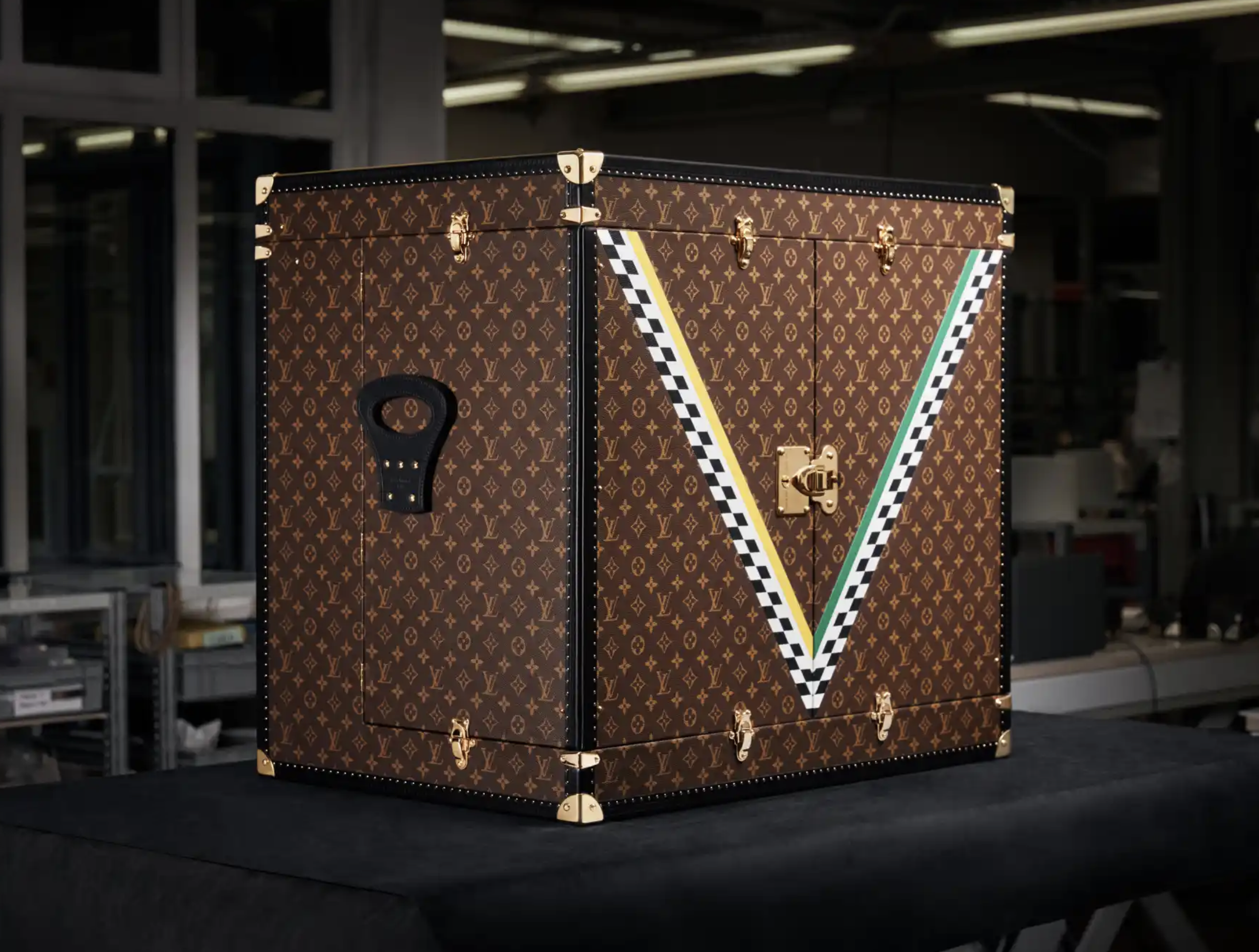 Louis-Vuitton-Formula-1-Trophy-Trunk.png