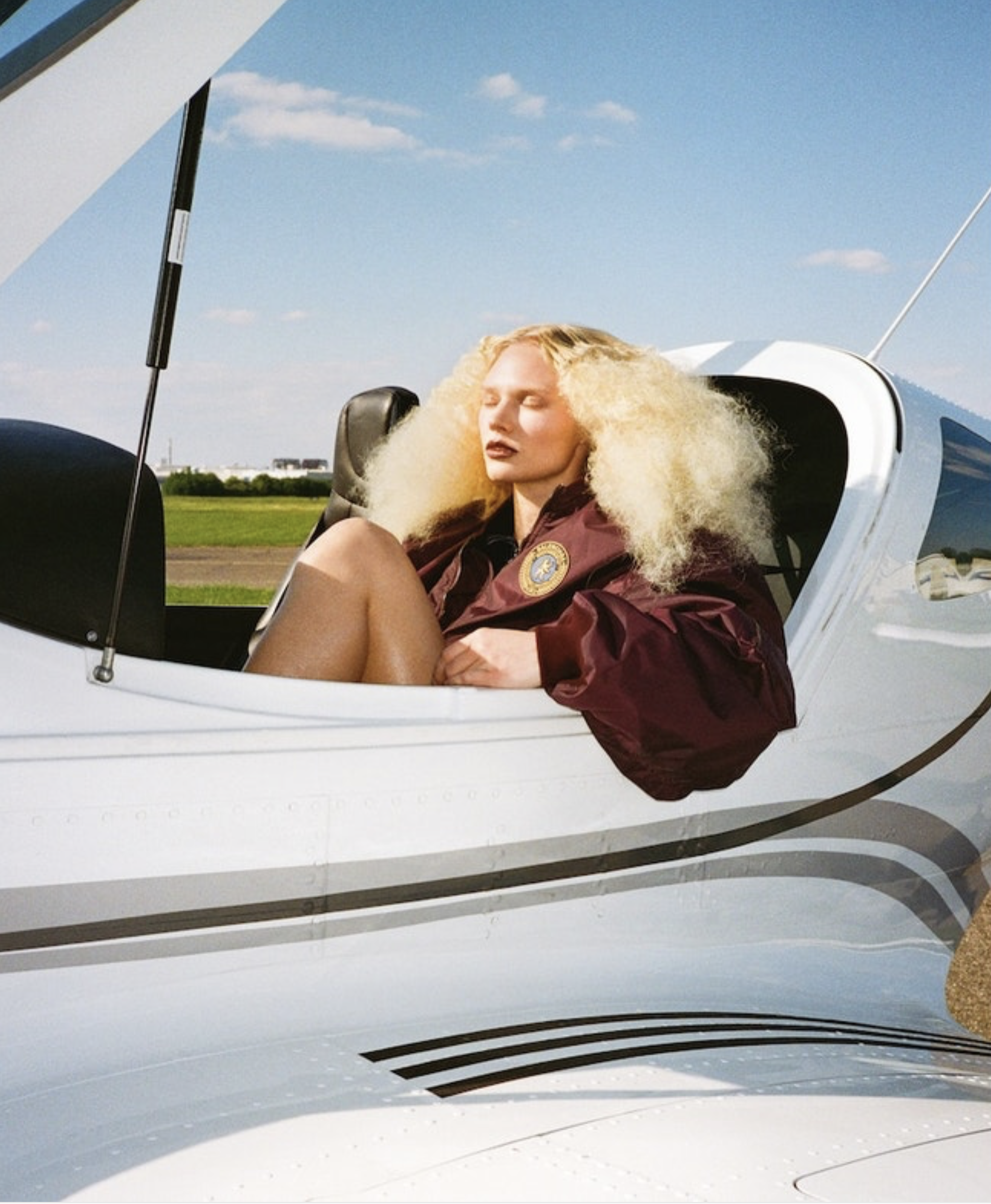 Vilma-Sjoberg-by-Marie-Tomanova-Vogue-Czech-July-2025-10.png