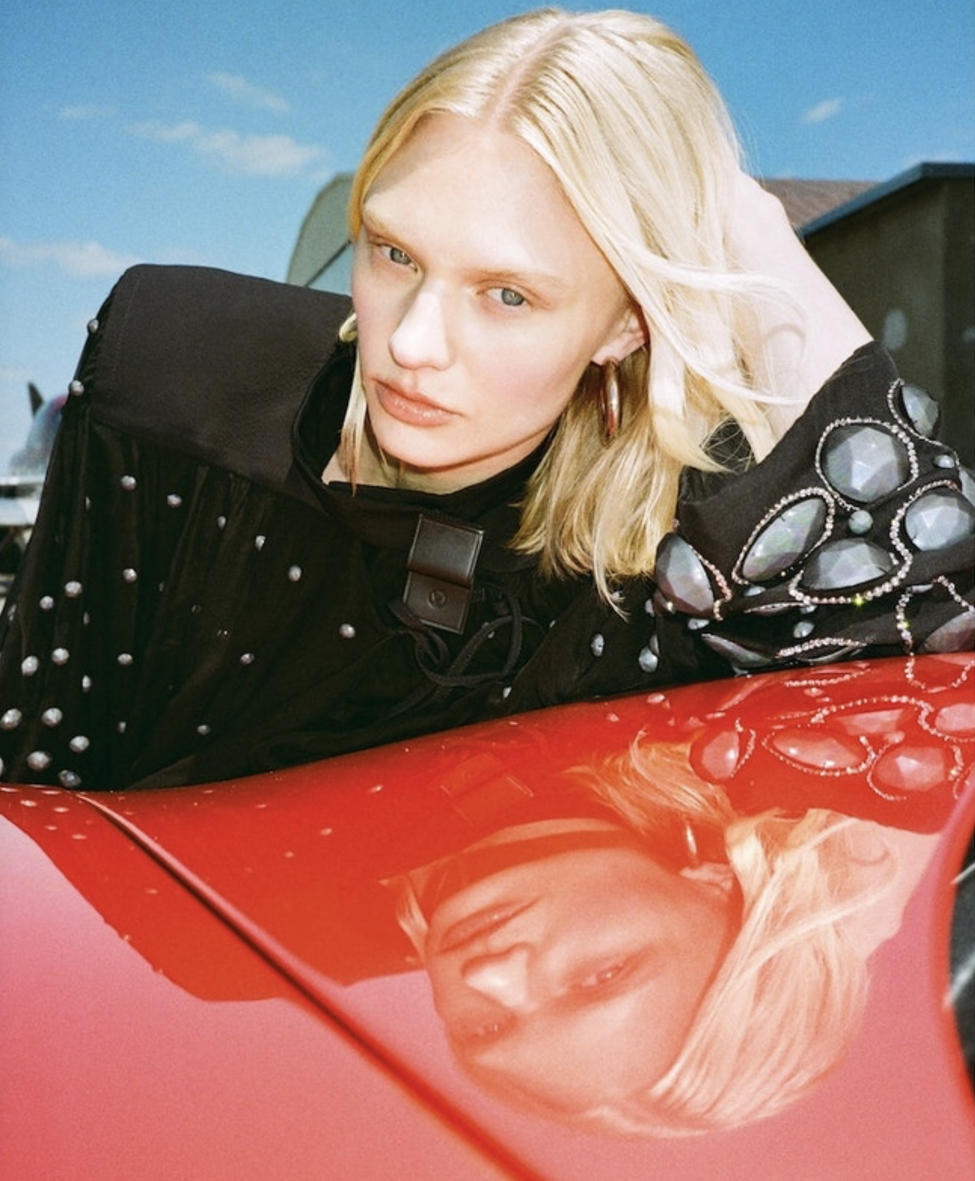 Vilma-Sjoberg-by-Marie-Tomanova-Vogue-Czech-July-2025-2.png