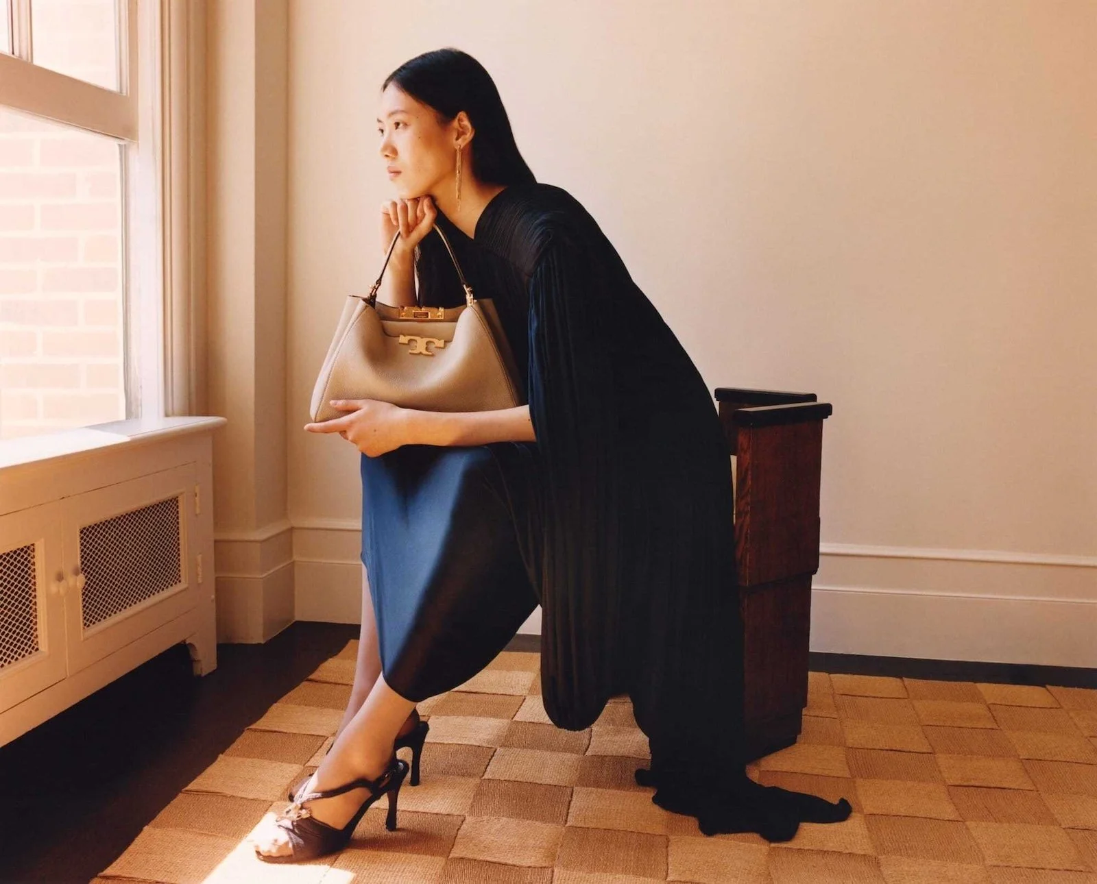 Tory-Burch-FW-2025-Campaign-by-Jamie-Hawkesworth-7.jpeg