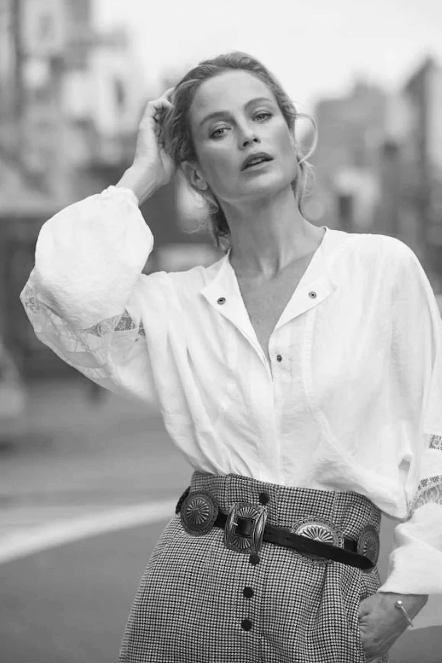Carolyn-Murphy-by-Will-Davidson-for-Vogue-Latin-America-August-2017-2.png