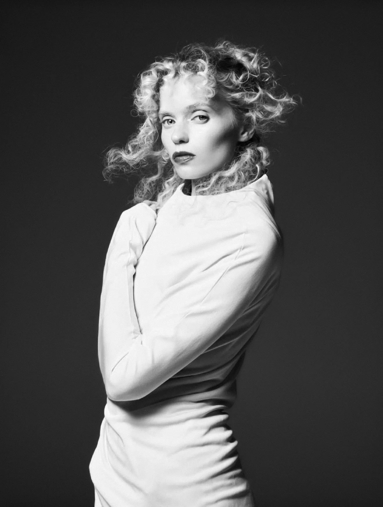 Abbey-Lee-by-Willy-Vanderperre-Harpers-Bazaar-France-October-2025-2.jpg