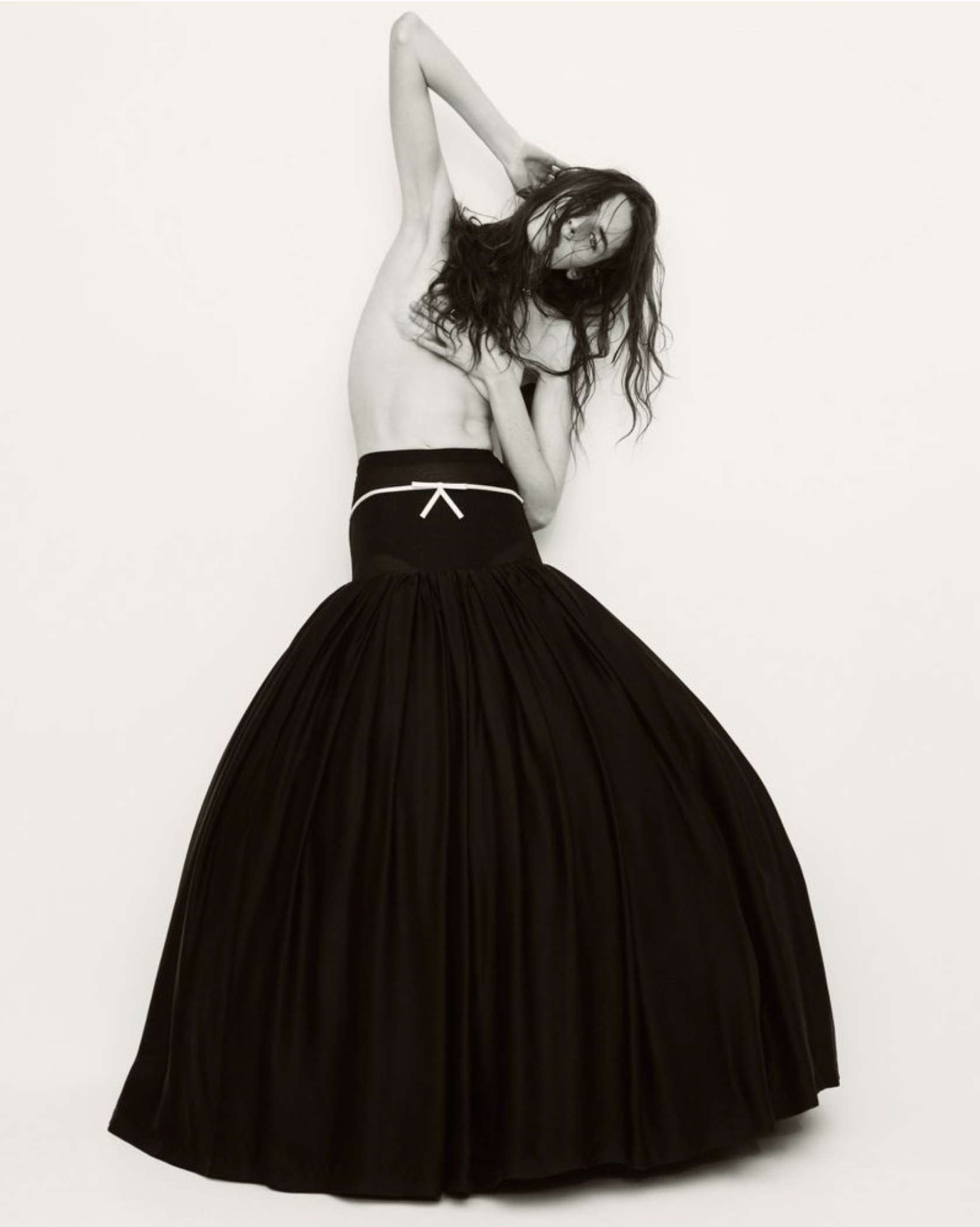 Libby-Taverner-by-Drew-Vickers-Harpers-Bazaar-France-October-2025-9.png