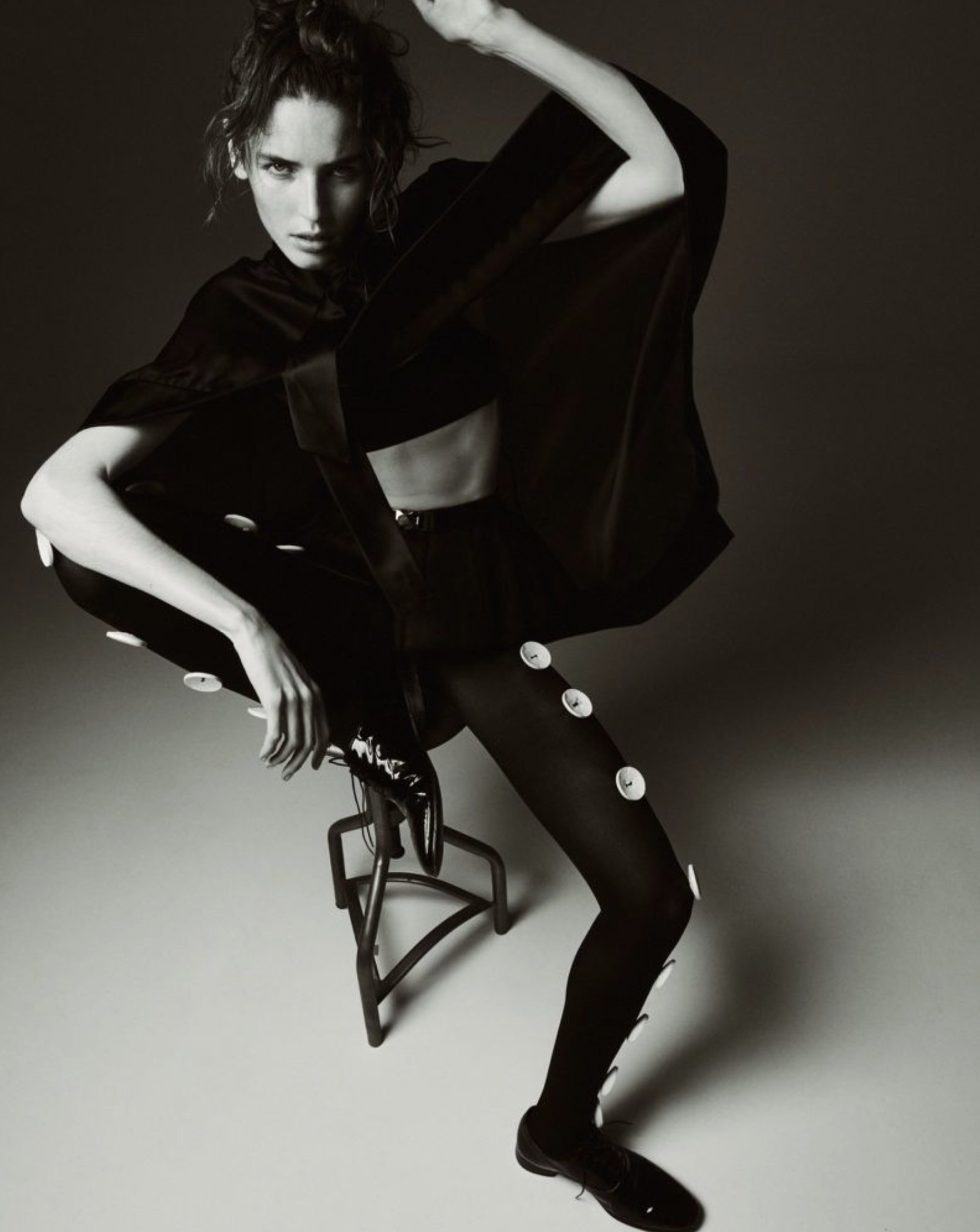 Libby-Taverner-by-Drew-Vickers-Harpers-Bazaar-France-October-2025-10.png