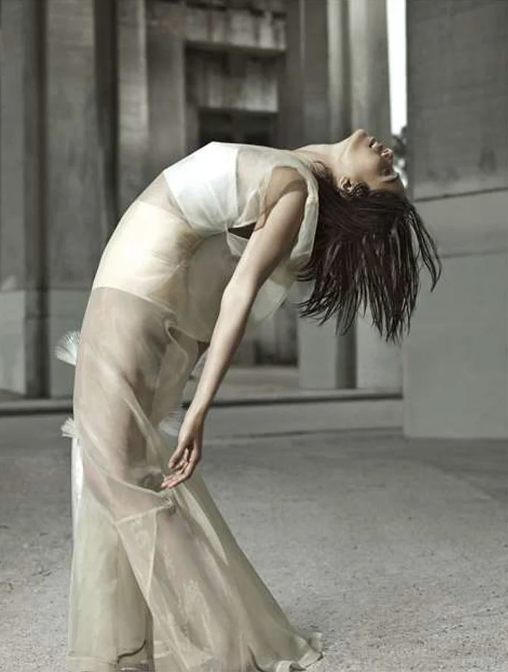 Freida-Pinto-by-Chad-Pitman-for-The-Edit-April-2015-6.png