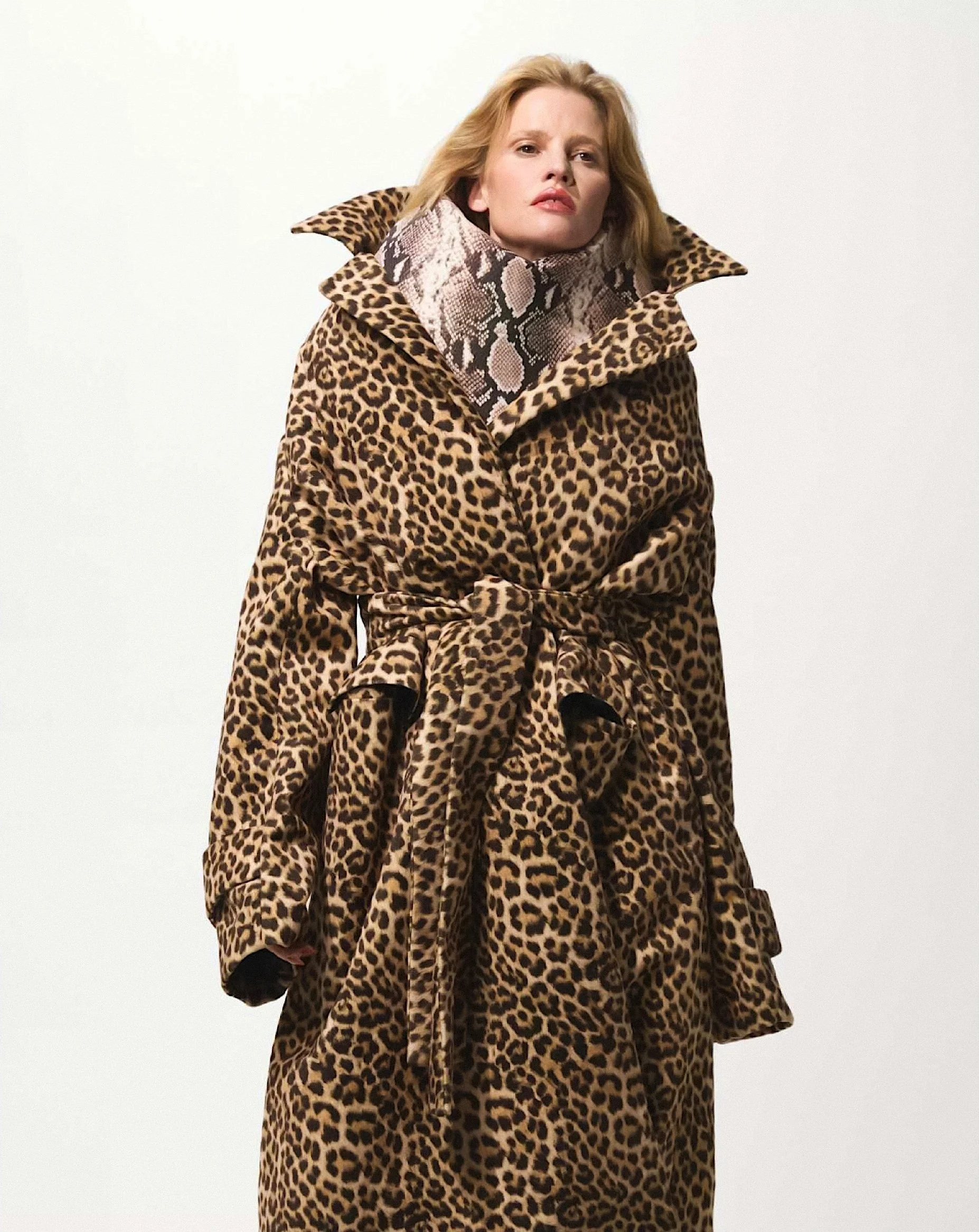 Lara-Stone-by-Vito-Fernicola-Bazaar-France-November-2025-10.jpg